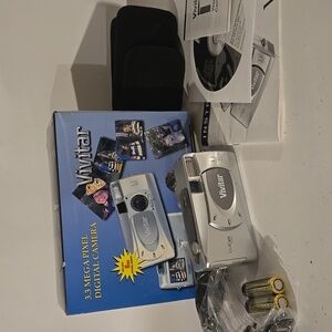 Vintage VIVITAR 3.3mpx Digital Camera Circa 2003 with Original Box Tested/Works!
